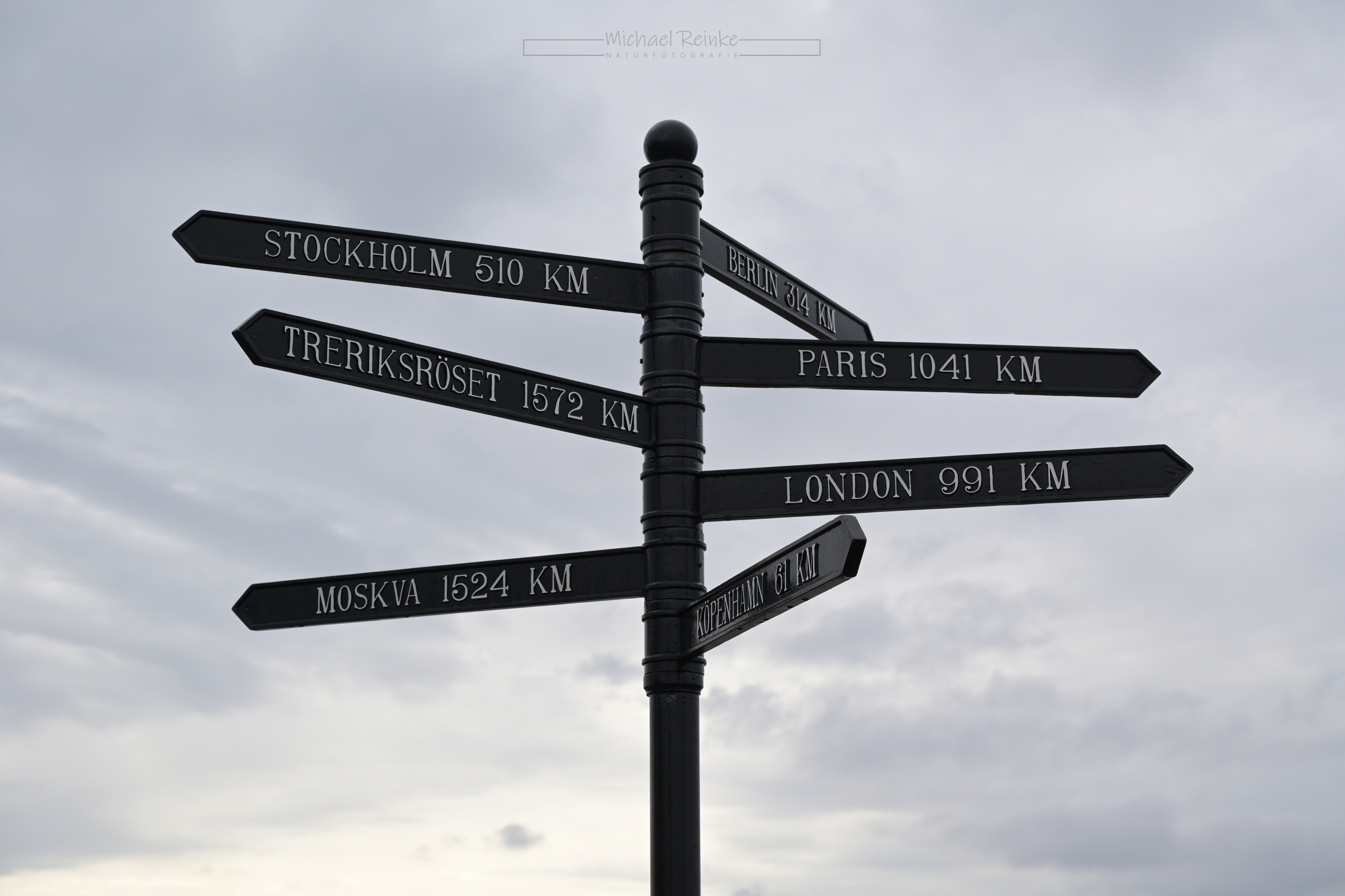 Wegweiser an Schwedens südlichstem Punkt mit Schild zum nördlichsten Punkt 