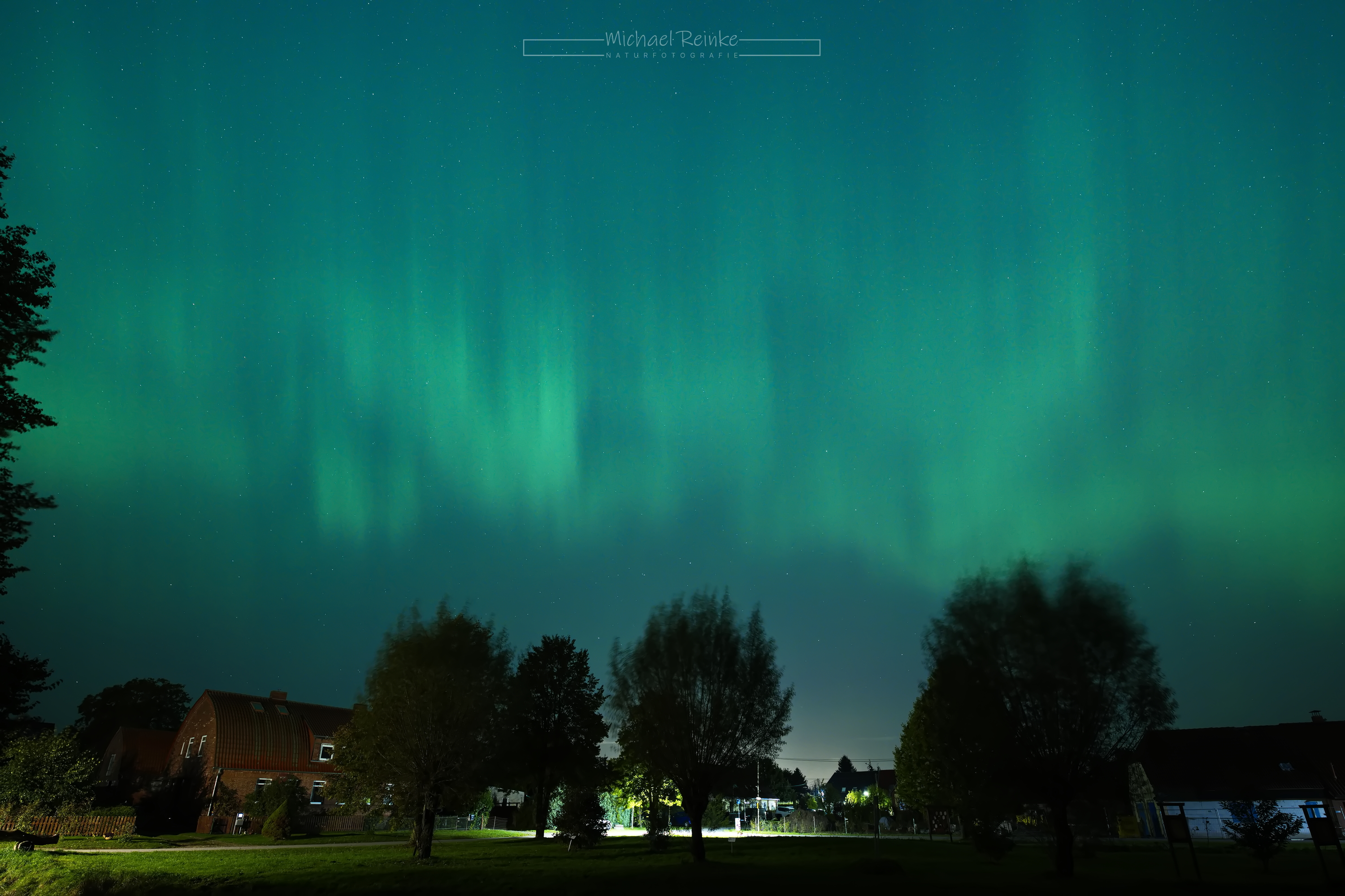 Polarlichter über dem Dorfzentrum von Benitz, LK Rostock.